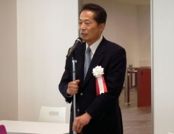 竣工披露パーティー＝直会（なおらい）で謝辞を述べる安藤之弘会長兼社長