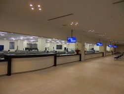 カウンター側にに向かって机が配置された事務局