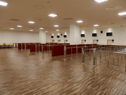 長蛇の列を想定したテーマパークのようなサービスルーム（食事受取りルーム）