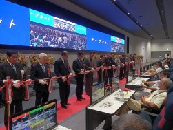 ＵＳＳ役員と来賓者によるテープカット