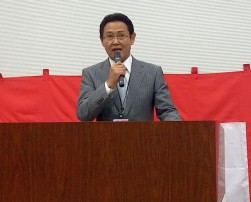 セレモニーで謝辞を述べる菊地秀武社長　