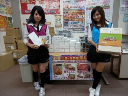 賞品を紹介するスタッフ