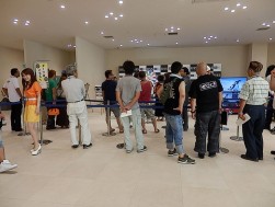 ダーツゲームに殺到する会員