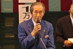 挨拶に立つ山田久男理長