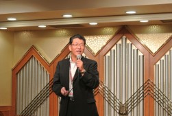 挨拶に立つ向井英夫社長