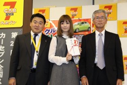 （左から）井上社長、小倉さん、石橋専務理事（交通遺児育英会）