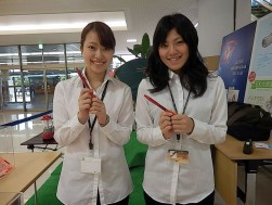 ギャンブラーのボールペンを紹介するスタッフ