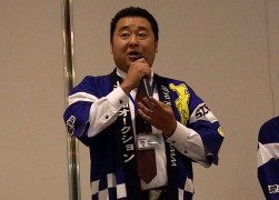 セレモニーで挨拶に立つ森川実青年部部会長