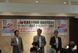 進発式で挨拶に立つ高谷小売振興委員長