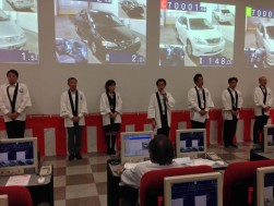 セレモニーで挨拶に立つ森会場長 