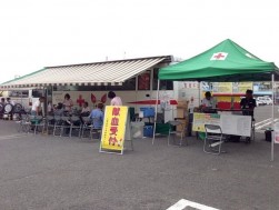 社会貢献事業として赤十字社の献血車も来場
