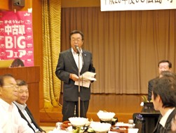 挨拶で各支部長に目標必達をお願いする二村義春理事長