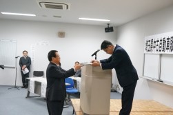 沼尾会長より埼玉県警察本部大河原局長へ暴力排除宣言が手渡された