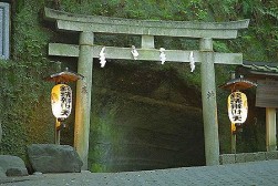 銭洗弁財天宇賀福神社
