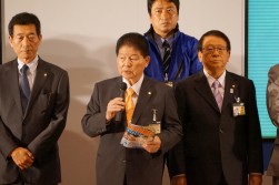 挨拶に立つ小川逸樹会長