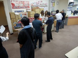 大抽選会には行列ができていた