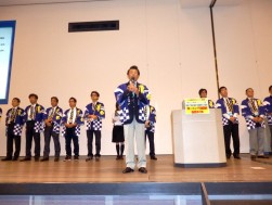 セレモニーで挨拶に立つ加藤勝義理事長