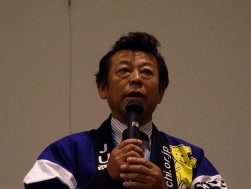 来年の初荷で４レーン化になりますと抱負を語る加藤勝義理事長