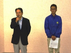 開催の挨拶に立つ荒井寿一会長（左）と平河真吾会場長（右）