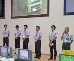 セレモニーで挨拶を述べる北野増隆会場長