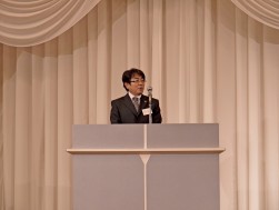 前夜祭で主催者を代表し挨拶を述べる横山隆仁副理事長