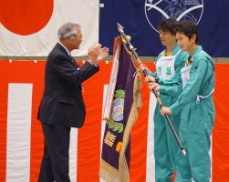 大会優勝旗が日整連坪内会長から茨城県整備振興会チームに授与された