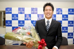 記者会見で最高の笑顔を見せる藤井氏