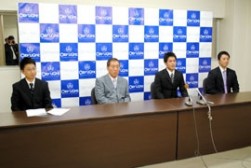 当日開催された記者会見の模様（左から竹本幸広部長・丸山明社長・藤井氏・久保山道弘監督）