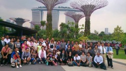 シンガポールのガーデンズ・バイ・ザ・ベイパークにて全員で記念撮影
