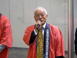 セリ前のセレモニーで挨拶に立つ元坂会長