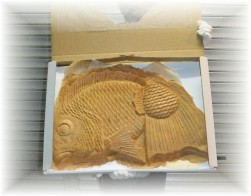 イベント当日は静岡丸子峠の鯛焼き屋の16cm,26cm,60cm鯛焼きの3サイズがふるまわれる。画像は60ｃｍの鯛焼きを持ったお店の人