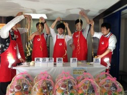 バトル終了後には成果物（梨の皮）を会員に披露