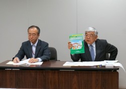 CO2削減結果を報告する日整連伊藤正信部長（写真右）