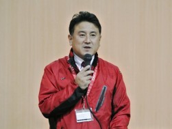 挨拶に立つ勝田会場長