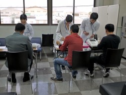 仕事は健康第一、血管年齢が気になる多くの会員が検査を受けていた