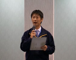 セリ前挨拶を行う青野裕之氏