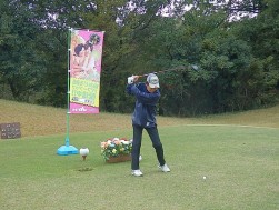 加藤理事長の始球式でコンペがスタート