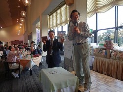 チャリティオークションでは毎回加藤理事長がコンダクターを務める