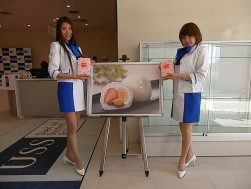 ＵＳＳガールズが来場して、取引賞の養老軒「ふるーつ大福」を配布した