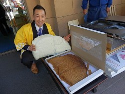 日本一大きいたい焼きを紹介する勝池青年部部会長