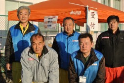 後列左から堀川課長、曽我部課長、部品部：鈴木係長、前列左から福島課長代理、小薗グループリーダー