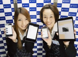 スマホ対応画面を紹介するスタッフ（左から勝野さん、福井さん）