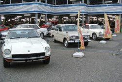 「ノスタルジックカーコーナー」に並ぶ旧車