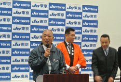 挨拶に立つ金子理事長