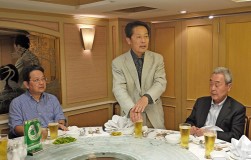 到着初日のウェルカムパーティ－で挨拶を述べるＮＡＫ安藤之弘会長