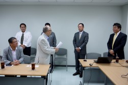 ＬＩＢＲＡ社視察でＮＡＫの概要説明を行う澤田稔副会長