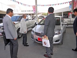 中古車展示場と整備工場内を視察