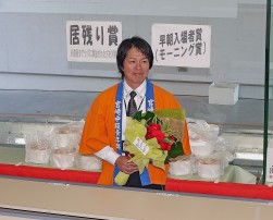 黒木理事長の計らいで平山流通委員長の誕生日を祝う