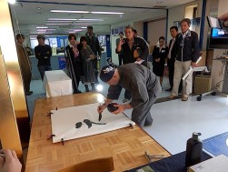 ベイオークの２０１４年のテーマとして選出した漢字１文字「魂」を杉浦氏がしたためるパフォーマンス