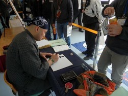 オリジナル色紙プレゼント企画では長蛇の列が出来ていた